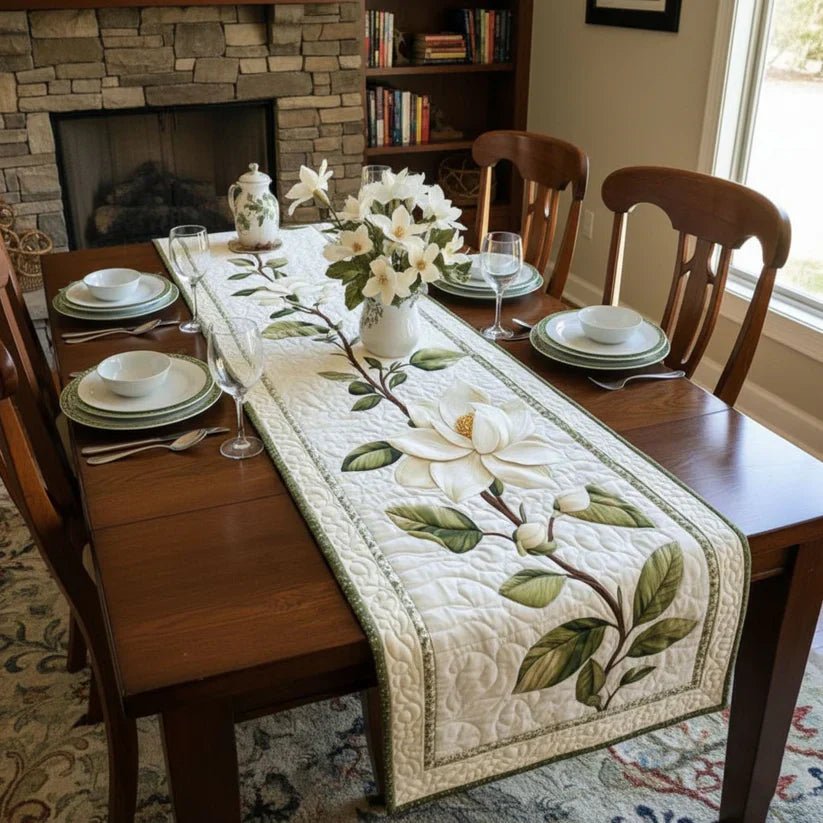 Chemin de table matelassé – Fleur de Magnolia Rustique