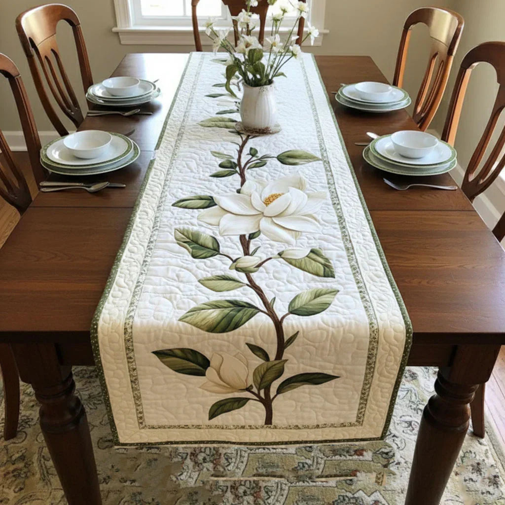 Chemin de table matelassé – Fleur de Magnolia Rustique