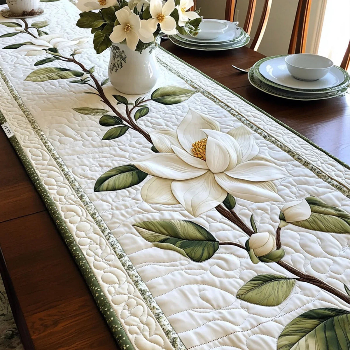 Chemin de table matelassé – Fleur de Magnolia Rustique