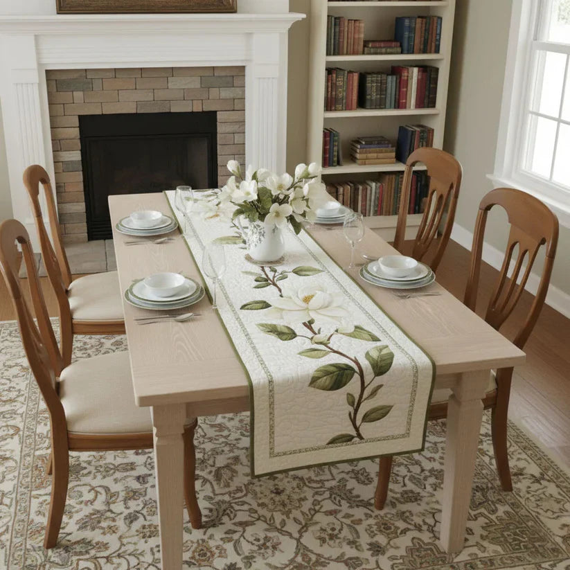 Chemin de table matelassé – Fleur de Magnolia Rustique