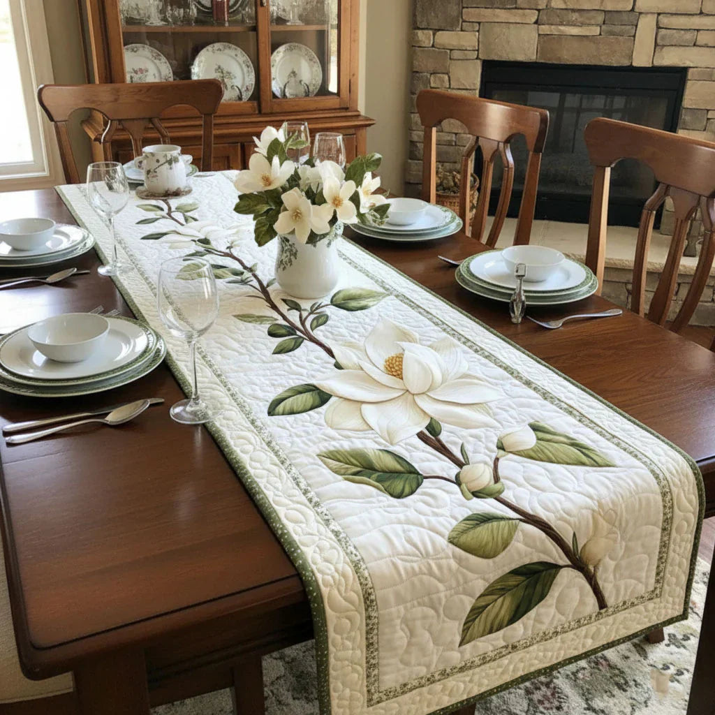 Chemin de table matelassé – Fleur de Magnolia Rustique